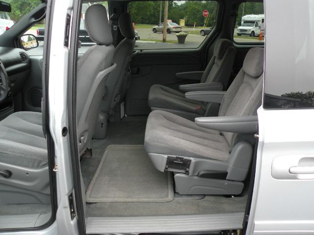 Chrysler Town and Country 2005 photo 23