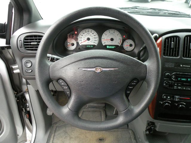 Chrysler Town and Country 2005 photo 24