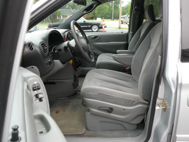 Chrysler Town and Country 2005 photo 25