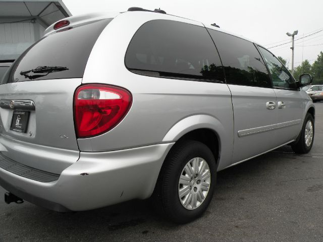 Chrysler Town and Country 2005 photo 27