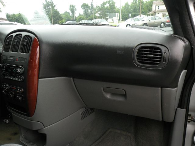 Chrysler Town and Country 2005 photo 28