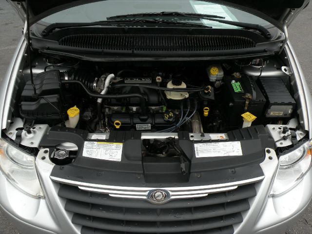 Chrysler Town and Country 2005 photo 5