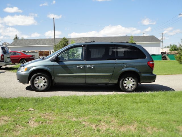 Chrysler Town and Country 2005 photo 11