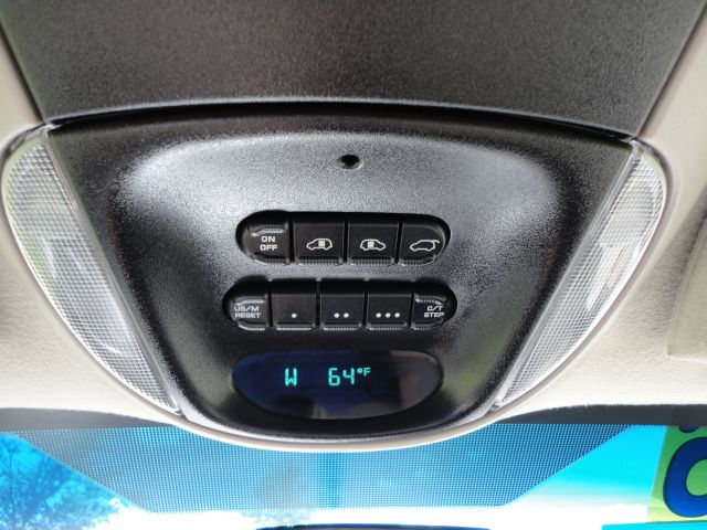 Chrysler Town and Country 2005 photo 13