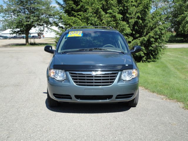 Chrysler Town and Country 2005 photo 3
