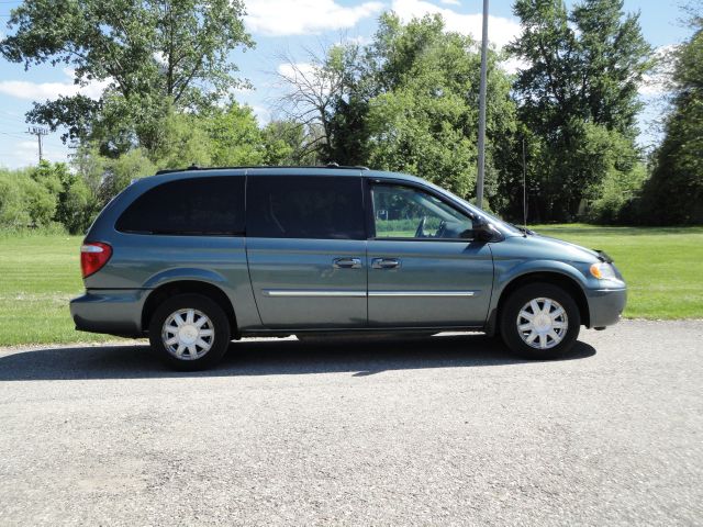 Chrysler Town and Country 2005 photo 33