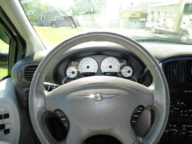 Chrysler Town and Country 2005 photo 35