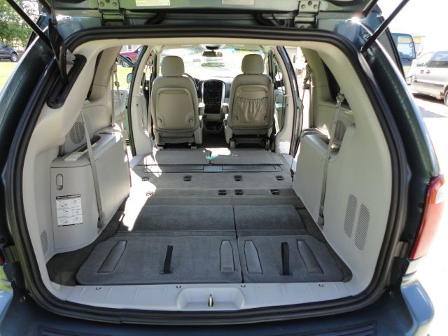 Chrysler Town and Country 2005 photo 36