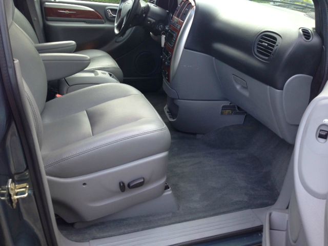 Chrysler Town and Country 2005 photo 0