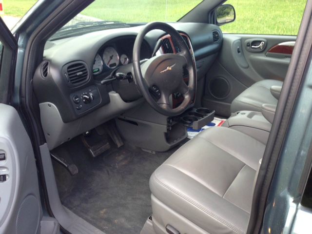 Chrysler Town and Country 2005 photo 11