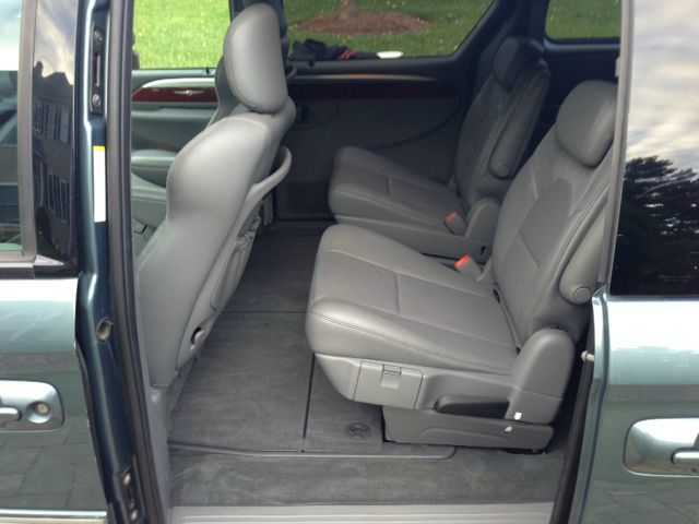 Chrysler Town and Country 2005 photo 12