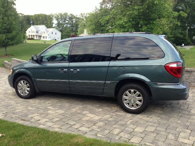 Chrysler Town and Country 2005 photo 16