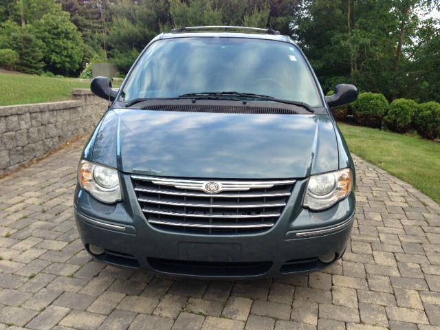 Chrysler Town and Country 2005 photo 3