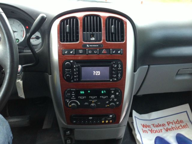 Chrysler Town and Country 2005 photo 7