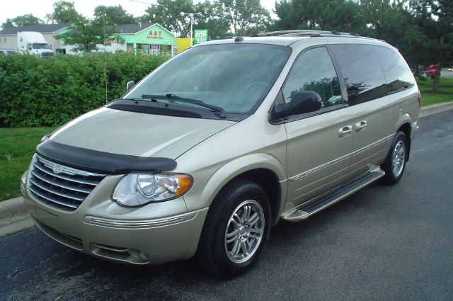 Chrysler Town and Country 2005 photo 1