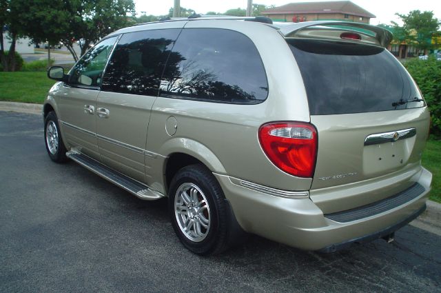 Chrysler Town and Country 2005 photo 2