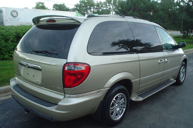 Chrysler Town and Country 2005 photo 3