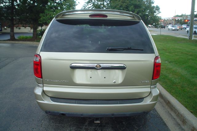 Chrysler Town and Country 2005 photo 4