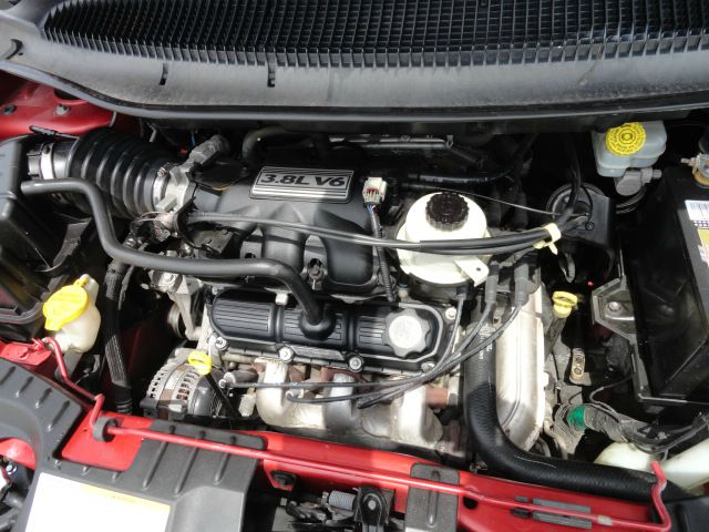 Chrysler Town and Country 2005 photo 2