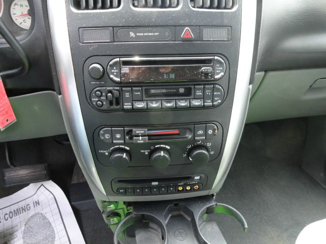 Chrysler Town and Country 2005 photo 3