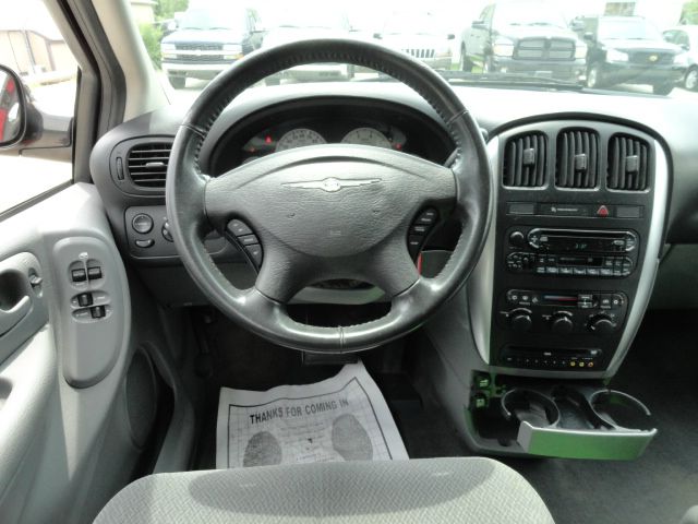 Chrysler Town and Country 2005 photo 5