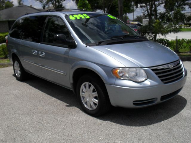 Chrysler Town and Country 2005 photo 1