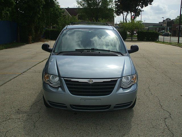 Chrysler Town and Country 2005 photo 1