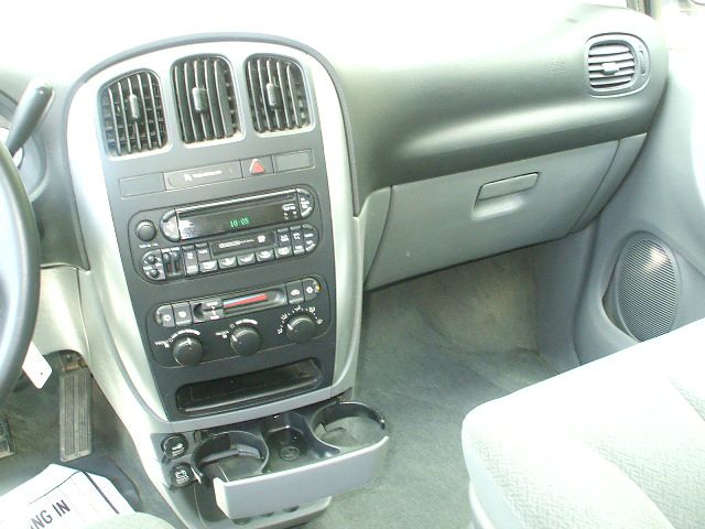 Chrysler Town and Country 2005 photo 2