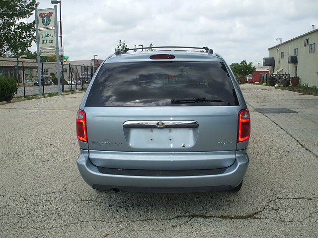 Chrysler Town and Country 2005 photo 8