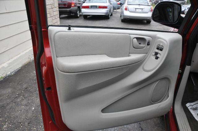 Chrysler Town and Country 2005 photo 4