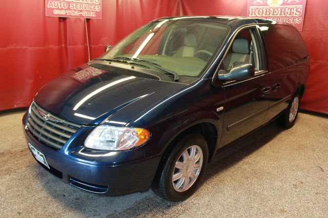 Chrysler Town and Country 2005 photo 1