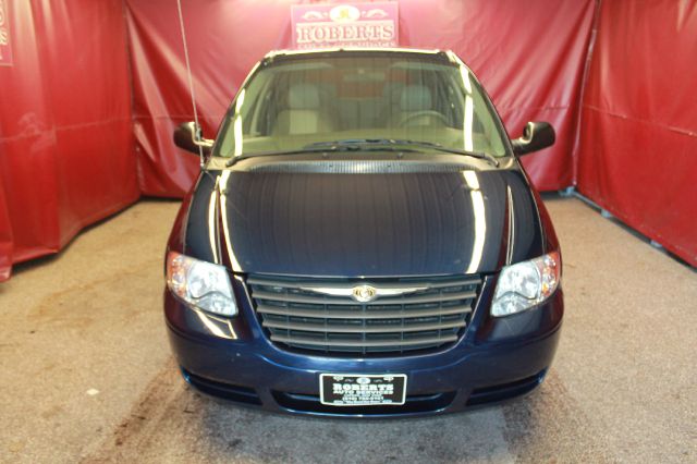 Chrysler Town and Country 2005 photo 2