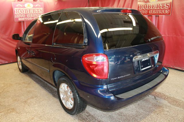 Chrysler Town and Country 2005 photo 3
