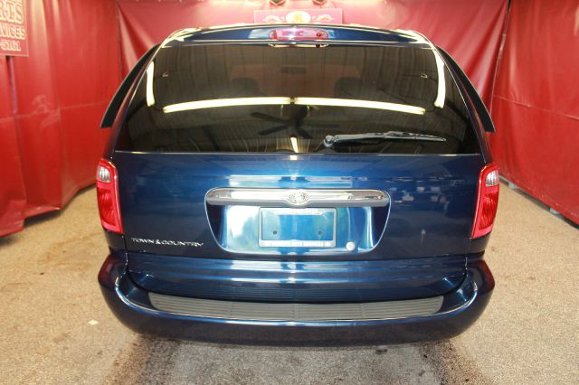 Chrysler Town and Country 2005 photo 4