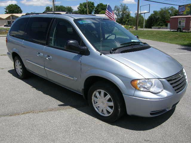 Chrysler Town and Country 2005 photo 1
