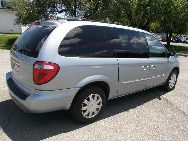 Chrysler Town and Country 2005 photo 2