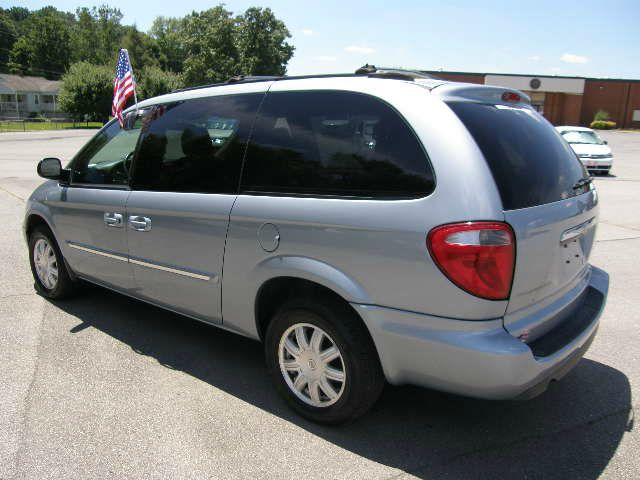 Chrysler Town and Country 2005 photo 3