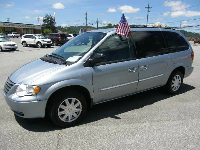 Chrysler Town and Country 2005 photo 4