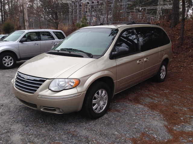Chrysler Town and Country 2005 photo 1