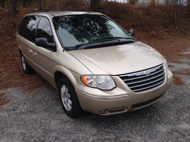 Chrysler Town and Country 2005 photo 2