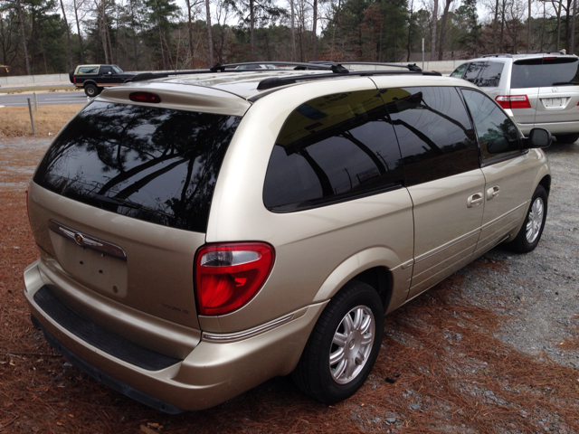 Chrysler Town and Country 2005 photo 3