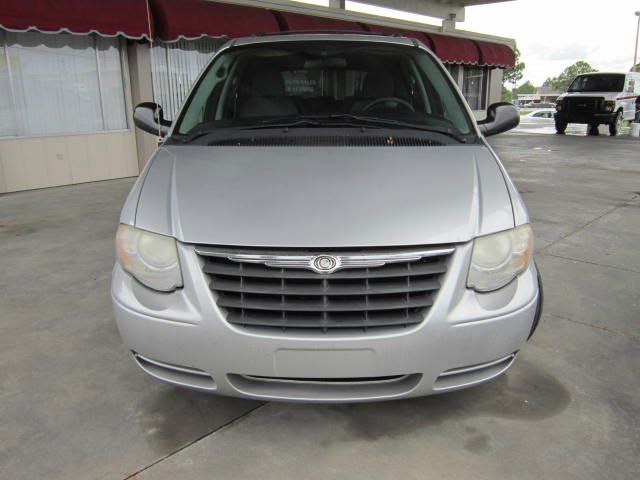 Chrysler Town and Country Ext Cab 125.9 WB 4WD MiniVan