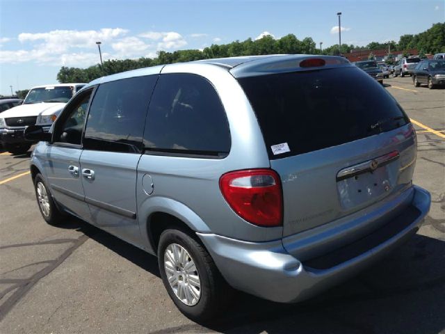 Chrysler Town and Country 2005 photo 1