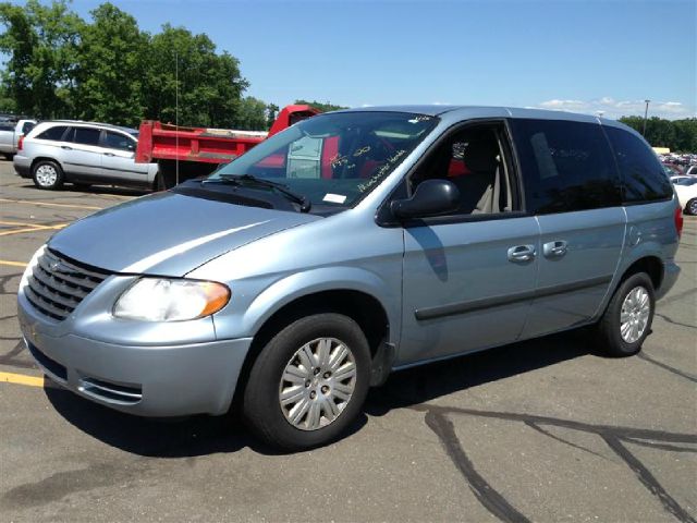 Chrysler Town and Country 2005 photo 2