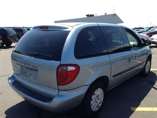 Chrysler Town and Country 2005 photo 3