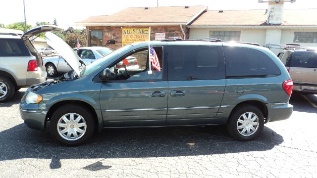 Chrysler Town and Country 2005 photo 3