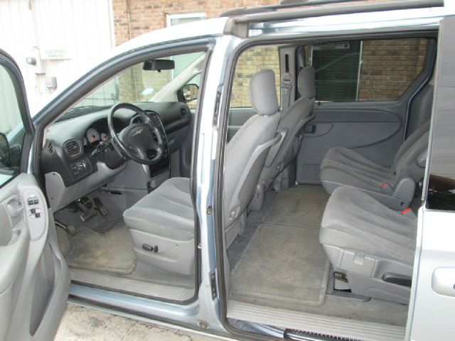 Chrysler Town and Country 2005 photo 2
