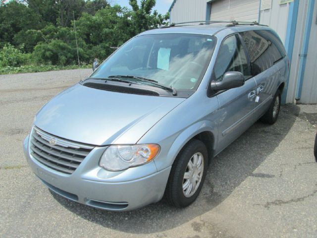 Chrysler Town and Country 2005 photo 3