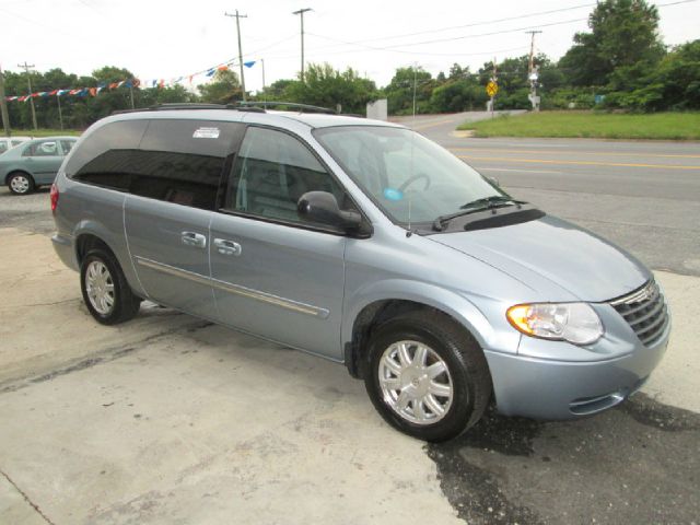 Chrysler Town and Country 2005 photo 4