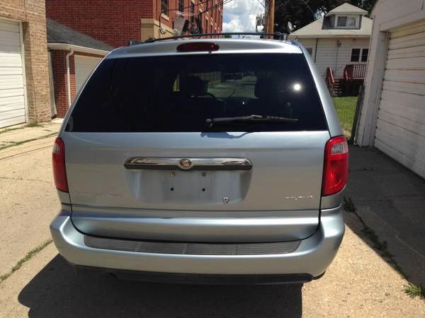 Chrysler Town and Country 2005 photo 1